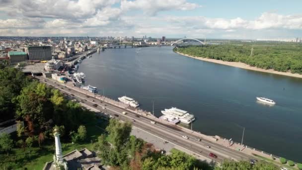 Widok z lotu ptaka na Metropolis przez rzekę z drapaczami chmur, autostradą i ruchem samochodowym — Wideo stockowe