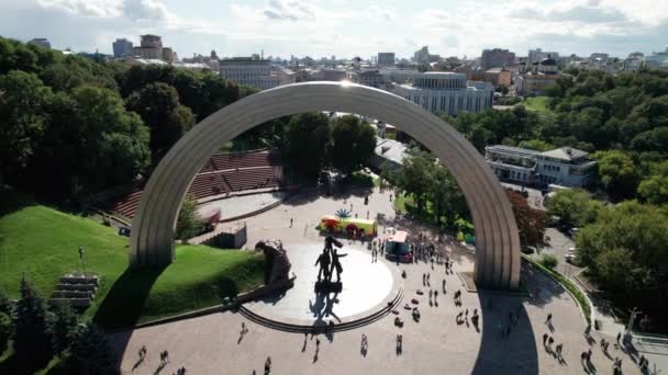 Вид с воздуха на арку дружбы народов в парке "Крещатик" — стоковое видео