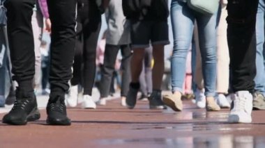 Kalabalığın Bacakları Sokakta Yürüyen, İnsanların Ayaklarına Kapan, Yavaş Hareket