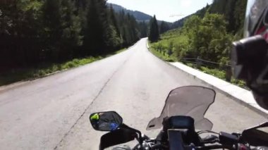 Motosikletli motosikletli. Güzel bir peyzaj dağ yolunda.