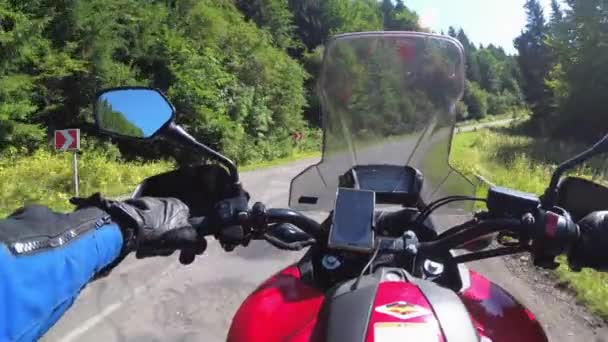 Pengendara sepeda motor di Rides Motorbike di Beautiful Landscape Mountain Road, POV — Stok Video