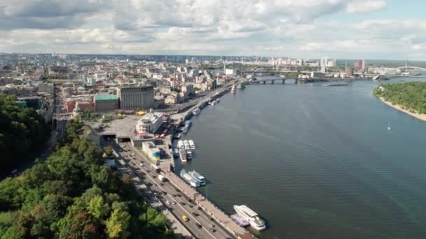 Vista aérea de Metrópolis por río con rascacielos, carreteras y tráfico de automóviles — Vídeo de stock
