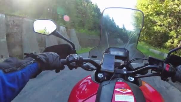 Motorrijder op Motorfietstochten op een prachtig landschap Mountain Road, POV — Stockvideo