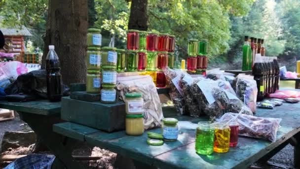 Mercado de souvenirs de Cárpatos con hierbas medicinales y tinturas — Vídeos de Stock