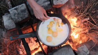 Turist Kamp Ateşinde Yumurta Pişirme Doğada Tavada