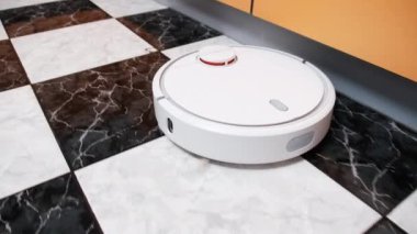 Robot Elektrik süpürgesi Mutfak Döşemesindeki Modern Ev 'de Temizleniyor