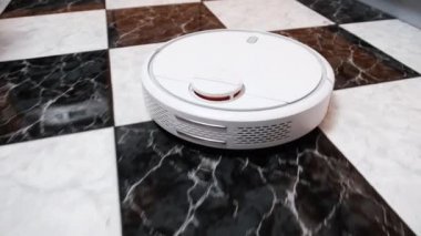 Robot Elektrik süpürgesi Mutfak Döşemesindeki Modern Ev 'de Temizleniyor