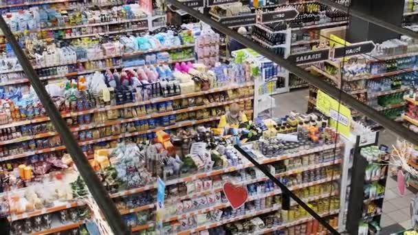 Górny widok półek supermarketów z różnymi towarami — Wideo stockowe