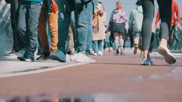 Piernas de la multitud caminando por la calle, primer plano de los pies de la gente, cámara lenta — Vídeos de Stock