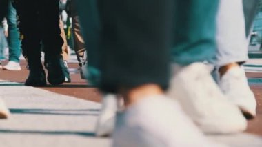 Kalabalığın Bacakları Sokakta Yürüyen, İnsanların Ayaklarına Kapan, Yavaş Hareket