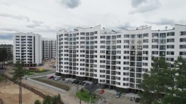 Orman Bölgesindeki Yeni Çağdaş Çok Katlı Binanın Havadan Görünümü