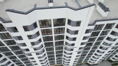 Orman Bölgesindeki Yeni Çağdaş Çok Katlı Binanın Havadan Görünümü