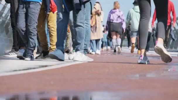 Beine von Menschenmassen, die auf der Straße gehen, Nahaufnahme von Menschenfüßen, Zeitlupe — Stockvideo