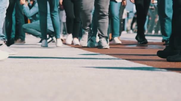 Beine von Menschenmassen, die auf der Straße gehen, Nahaufnahme von Menschenfüßen, Zeitlupe — Stockvideo
