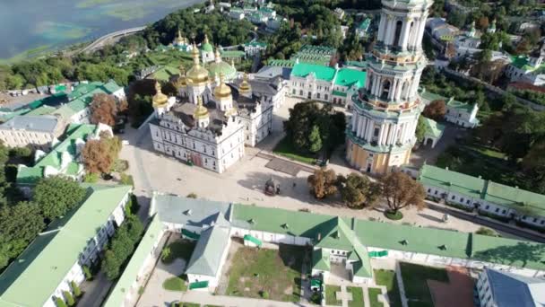 Widok z lotu ptaka na Ławrę Peczerską, dzwonnicę Ławry Wielkiej, klasztor prawosławny — Wideo stockowe