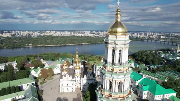 Letecký pohled na Kyjev Pechersk Lavra, Velká Lavra Bell Tower, ortodoxní klášter — Stock video