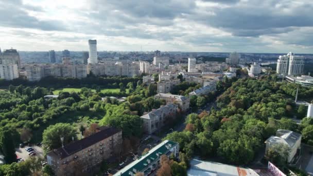 大都市天际线与摩天大楼、绿树和天空的空中景观 — 图库视频影像