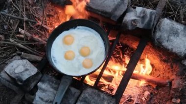 Turist Kamp Ateşinde Yumurta Pişirme Doğada Tavada