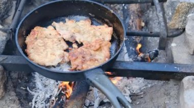 Adam Kızarmış Domuz Pirzolası Kızartma Tavasında, Dışarıdaki Ateşin Üzerinde, Yağlı Et