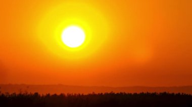 Gökyüzünde Gün Batımının Zamanı, Büyük Parlak Sarı Güneş Ufuk 'un Altında İlerliyor