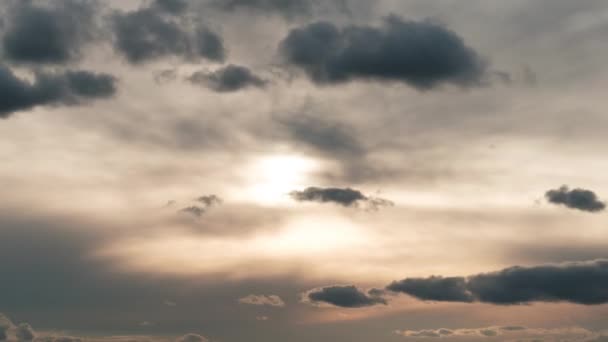 Облака в небе движутся на фоне Солнца на закате, Timelapse — стоковое видео