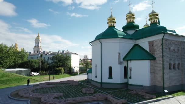 Vista aérea de Kiev Pechersk Lavra, gran campanario de Lavra, monasterio ortodoxo — Vídeos de Stock