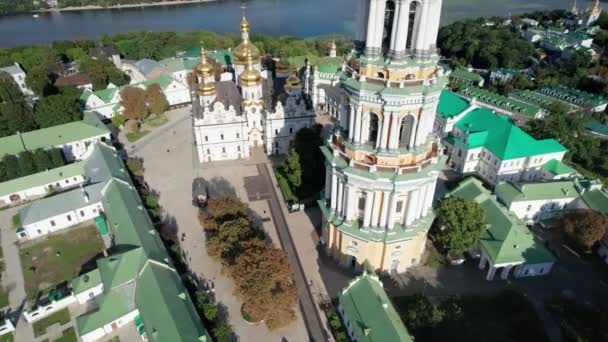 基辅Pechersk Lavra, Great Lavra Bell Tower, Orthodox Monastery的空中景观 — 图库视频影像