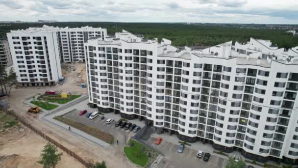 Вид с воздуха на недавно построенное многоэтажное здание в лесной зоне — стоковое видео