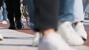 Kalabalığın Bacakları Sokakta Yürüyen, İnsanların Ayaklarına Kapan, Yavaş Hareket