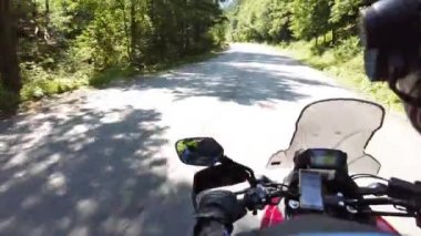 Motosikletli motosikletli. Güzel bir peyzaj dağ yolunda.