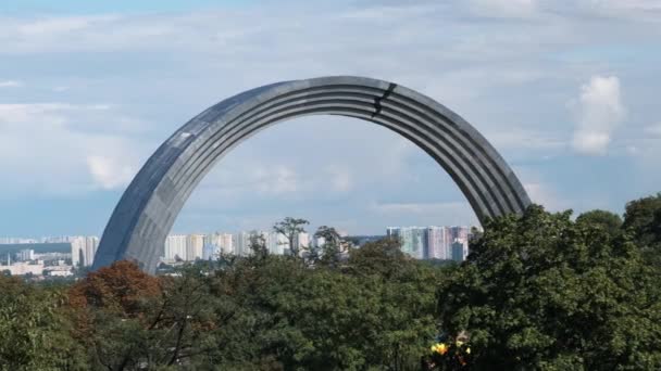 View from Afar to the Peoples Friendship Arch in Kiev Khreshchaty Park — Stok video