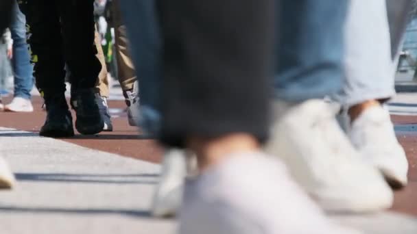 Ноги толпы людей, идущих по улице, крупным планом ноги людей, медленное движение — стоковое видео