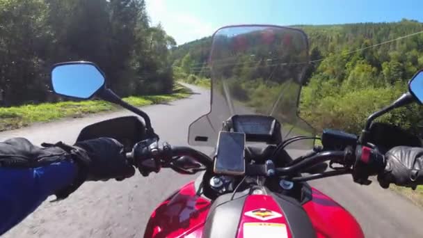 Motorkář na motorce vyjížďky na krásné krajině Mountain Road, POV — Stock video