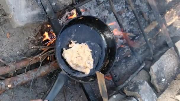 Imagens verticais - Costeletas de porco frito em óleo em uma frigideira ao ar livre fogo — Vídeo de Stock