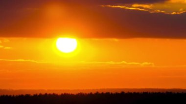 Gökyüzünde Gün Batımının Zamanı, Büyük Parlak Sarı Güneş Ufuk 'un Altında İlerliyor