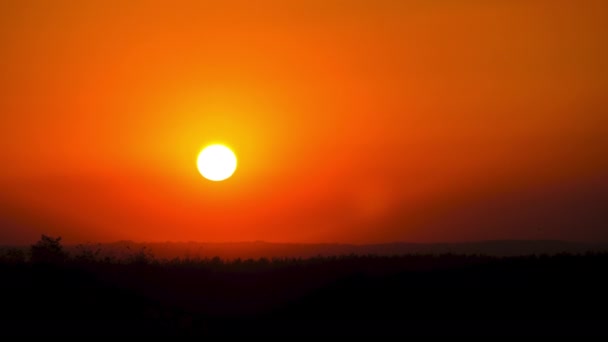 Zeitraffer Sonnenuntergang am Himmel, große leuchtend gelbe Sonne geht am Horizont unter — Stockvideo