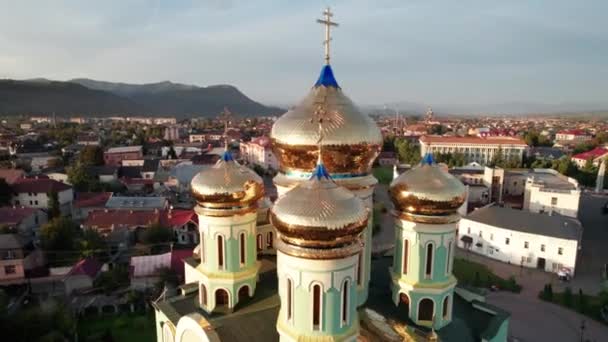 Christliche Kirche bei Sonnenuntergang, Luftaufnahme, Tempel in Transkarpatien, Ukraine — Stockvideo