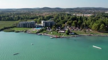 Macaristan 'daki Balaton Gölü' nün havadan görünüşü, Balatonfured Sahili, Güneşli Gün