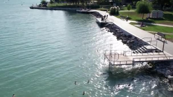 Letecký pohled na jezero Balaton v Maďarsku, pobřeží Balatonfured, slunečný den — Stock video