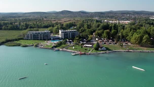 ハンガリーのバラトン湖、バラトフレッドの海岸、晴れた日の空中写真 — ストック動画