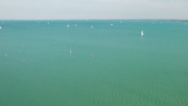 Luchtfoto van het Balatonmeer in Hongarije, Kust van Balatonfured, Zonnige dag — Stockvideo