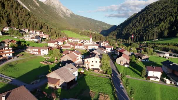 Widok z lotu ptaka na austriacką wioskę w dolinie Zielonej Góry o zachodzie słońca, Alpy — Wideo stockowe