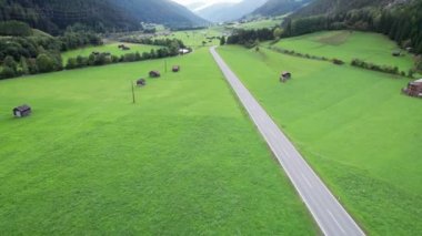 Avusturya Vadisi 'nde Alplerdeki Yeşil Tarlalar Arasında Boş Yol, Hava Manzarası