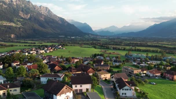 Luftaufnahme von Liechtenstein mit Häusern auf grünen Feldern im Alpental — Stockvideo