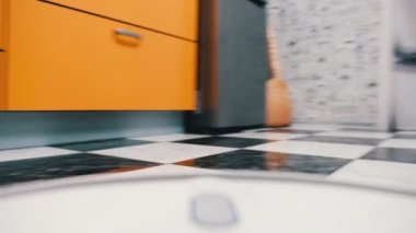 Robot Elektrik süpürgesinin POV görüntüsü Mutfaktaki Döşemeleri Temizliyor