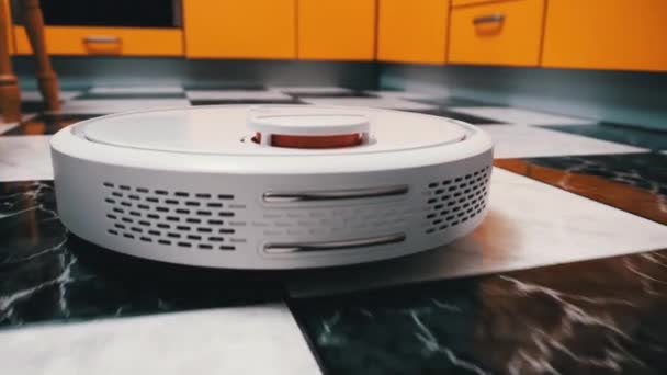 Robot Elektrik süpürgesi Mutfak Döşemesindeki Modern Ev 'de Temizleniyor — Stok video