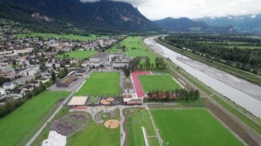 Alps Dağı Vadisi 'ndeki Yeşil Tarlalarda Evleri olan Lihtenştayn, Hava Manzarası