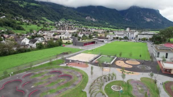 Zona de juegos para niños en Liechtenstein entre el valle de la montaña, Vew aérea — Vídeos de Stock