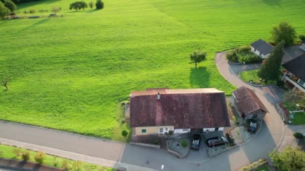 Vista aérea del paisaje de los campos verdes ideales en los Alpes de Liechtenstein al atardecer — Vídeo de stock