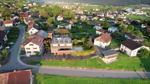 Widok z lotu ptaka na Liechtenstein z domami na zielonych polach w Alpach Mountain Valley — Wideo stockowe